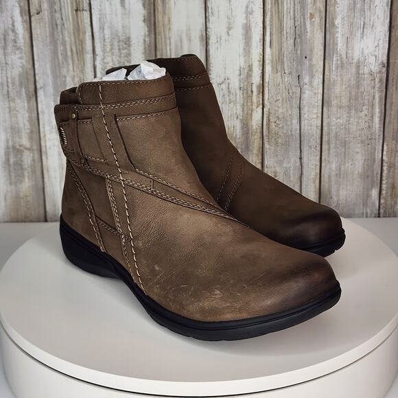 Clarks Women's Carleigh Style Mushroom Nubuck Ankle Boots - Size 7.5 W - Picture 1 of 9